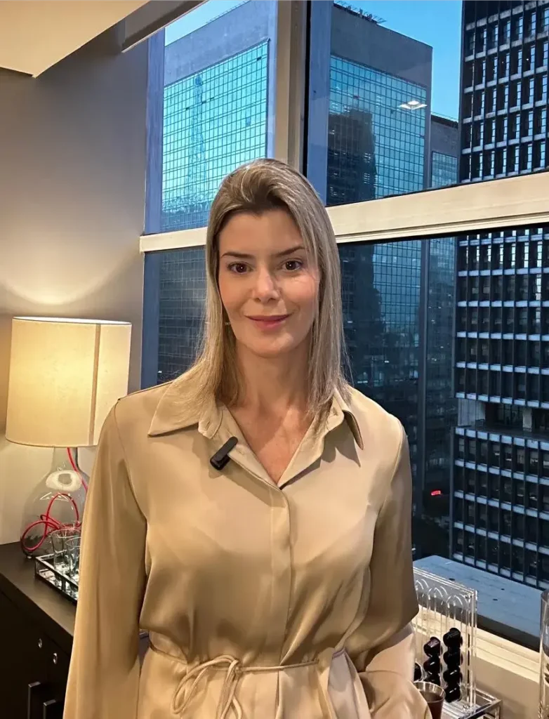 Dra. Máyra Medina, advogada em São Paulo, no escritório na Avenida Paulista